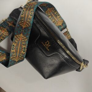 Daumi Daishu Black Crossbody Bag with Colorful Strap